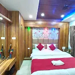 Hotel Ashray Puri -Near-Golden-Sea-Beach-And Temple-With-Lift-Wifi-Restaurant-Parking Facilities-Newly Decorated Room-With-Prime-Location - Best Seller In Puri